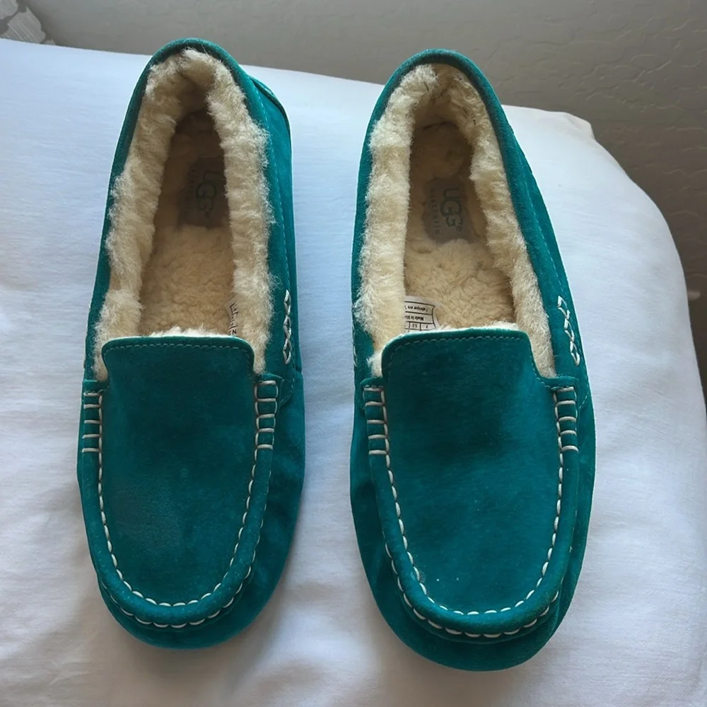 Ugg slippers size 7 - Picture 3 of 15